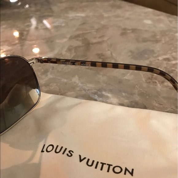 COPY - *Reduced* Authentic Louis Vuitton SM Sun Glasses - Picture 2 of 7